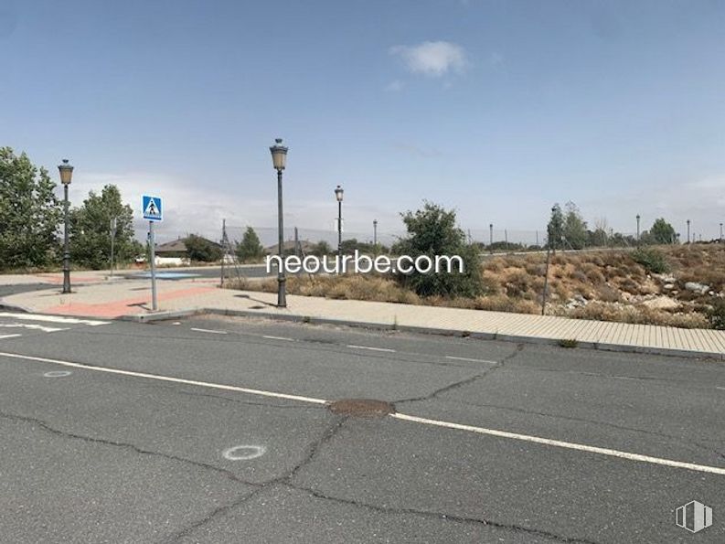 Land for sale at Calle Albacete, Ávila, 05004 with sky, cloud, street light, plant, tree, road surface, asphalt, tar, thoroughfare and sidewalk around