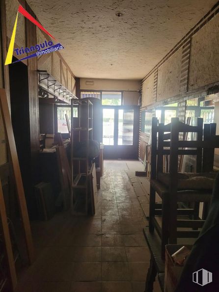 Retail for rent at Avenida del Obispo Quesada, Segovia, 40006 with chair, wood, fixture, building, floor, door, flooring, hardwood, room and window around