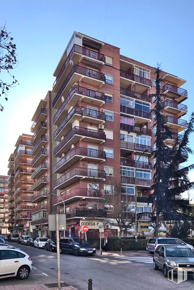 Local en alquiler en Calle Joaquín Blume, 5, Móstoles, Madrid, 28935 con coche, edificio, vehículo terrestre, neumático, cielo, rueda, vehículo, infraestructura, arquitectura y árbol alrededor