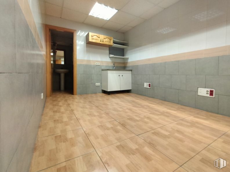 Oficina en alquiler en Zona Industrial, Coslada, Madrid, 28823 con ebanistería, alumbrado, lámpara, edificio, suelos, hall, suelo, casa, madera y suelo de baldosas alrededor