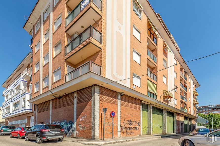 Local en alquiler y venta en Zona Pilar, Talavera de la Reina, Toledo, 45600 con coche, edificio, neumático, rueda, vehículo terrestre, luz de estacionamiento, cielo, propiedad, vehículo y ventana alrededor