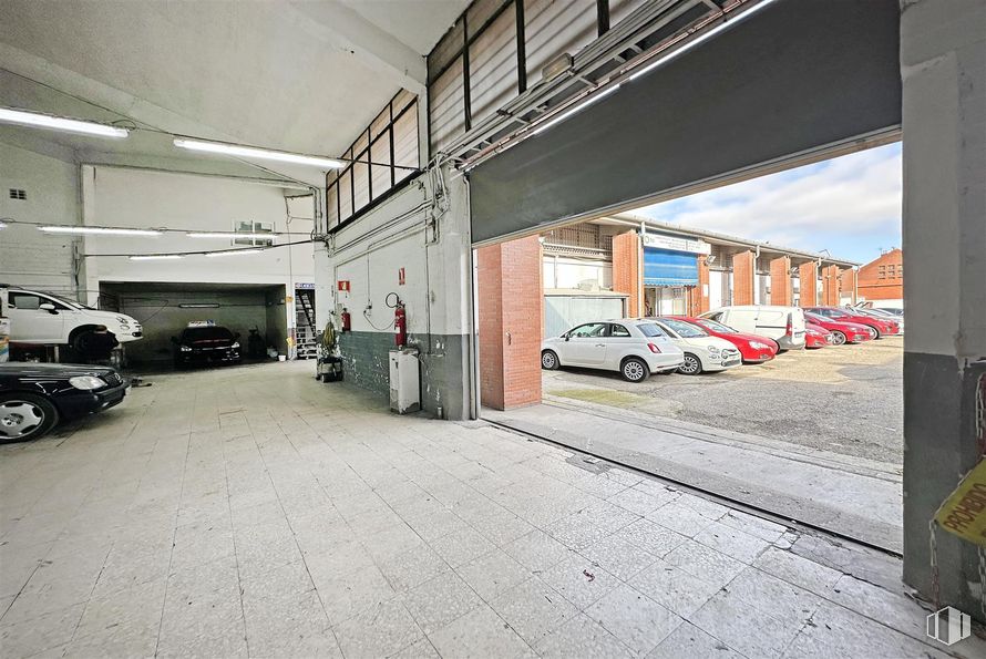 Industrial for sale at Calle Cerámica, Puente de Vallecas, Madrid, 28038 with car, automotive parking light, tire, wheel, automotive lighting, vehicle, automotive tire, asphalt, automotive exterior and building around