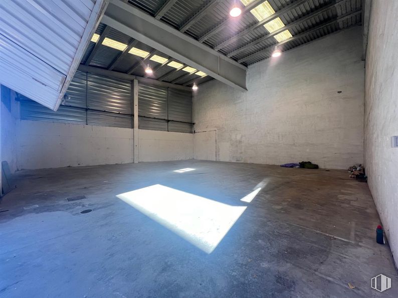 Industrial for rent at Calle Francisco de Medina y Mendoza, Cabanillas del Campo, Guadalajara, 19171 with flooring, floor, ceiling, composite material, grey, concrete, garage, hall, building material and daylighting around