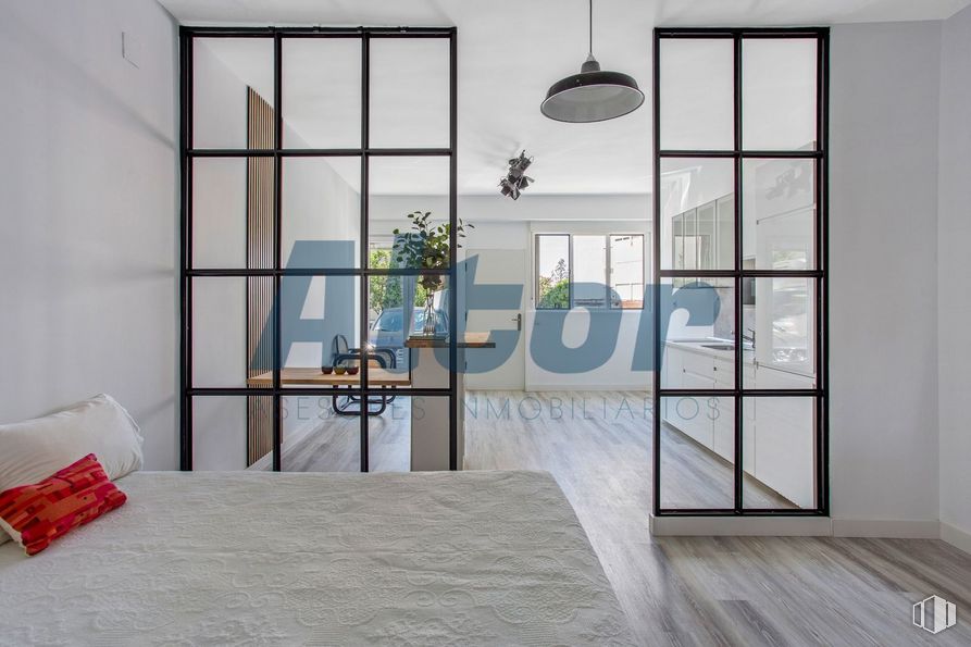 Local en venta en Calle Arzúa, Hortaleza, Madrid, 28033 con alumbrado, cama, almohada, mueble, madera, interiorismo, confort, lámpara, planta y sombra alrededor