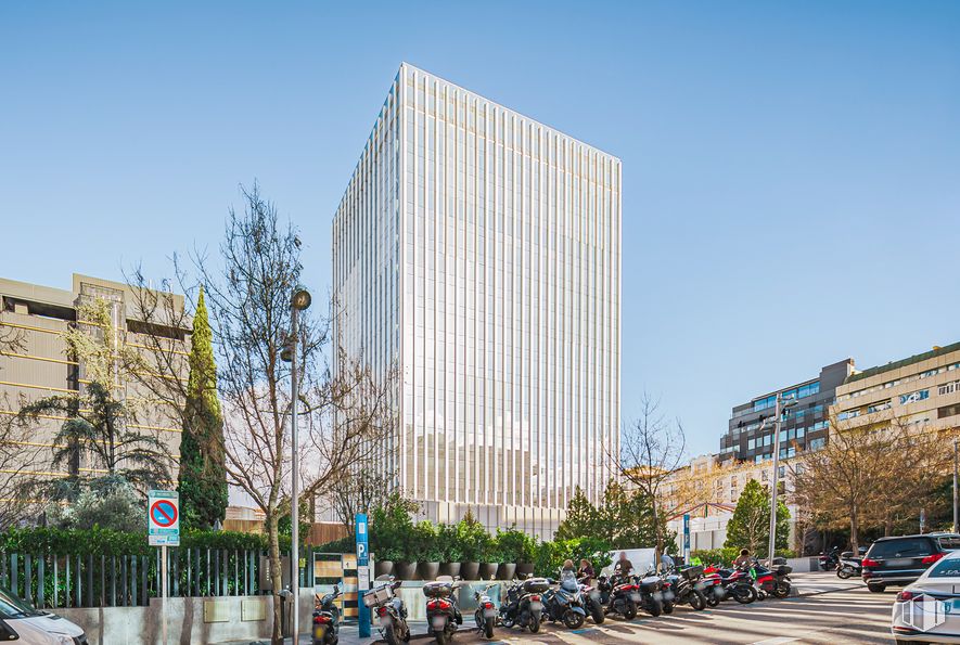 Oficina en alquiler en Torre Serrano, Calle Serrano, 47, Salamanca, Madrid, 28001 con edificio, coche, cielo, durante el día, infraestructura, árbol, diseño urbano, bloque de pisos, condominio y rascacielos alrededor