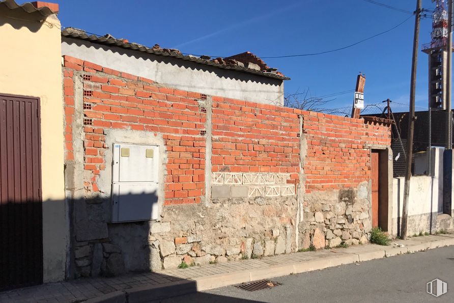 Industrial for sale at Calle Alfareros, 6, San Martín de Valdeiglesias, Madrid, 28680 with house, sky, daytime, property, azure, building, road surface, orange, brick and wood around