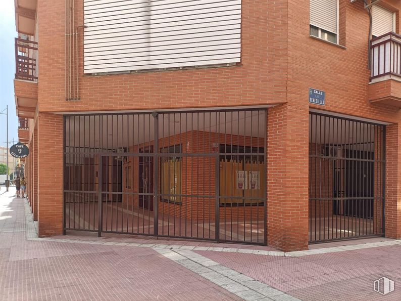 Local en venta en Calle Arijales, Parla, Madrid, 28980 con persiana de la ventana, ventana, edificio, puerta, madera, accesorio, ladrillo, albañilería, superficie de la carretera y fachada alrededor