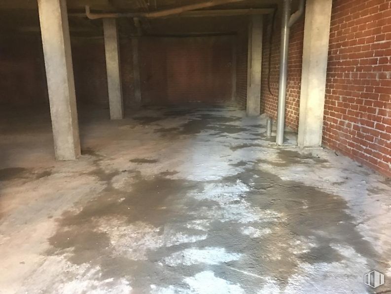 Retail for sale at Calle Fausto Culebras, Cuenca, 16004 with brown, wood, floor, flooring, building material, building, brickwork, brick, composite material and concrete around