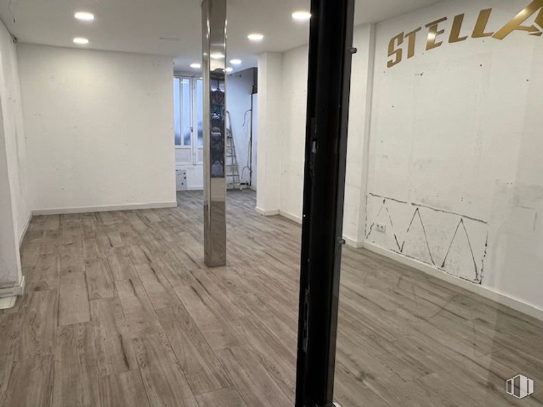 Local en venta en Calle Ezequiel Solana, Ciudad Lineal, Madrid, 28017 con madera, interiorismo, suelos, suelo, suelo laminado, madera dura, hall, vidrio, tinte para madera y suelo de baldosas alrededor