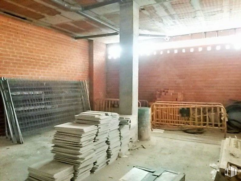 Retail for sale & for rent at Calle Agustín Rodríguez Sahagún, Ávila, 05003 with furniture, property, building, wood, architecture, floor, beam, flooring, brick and brickwork around