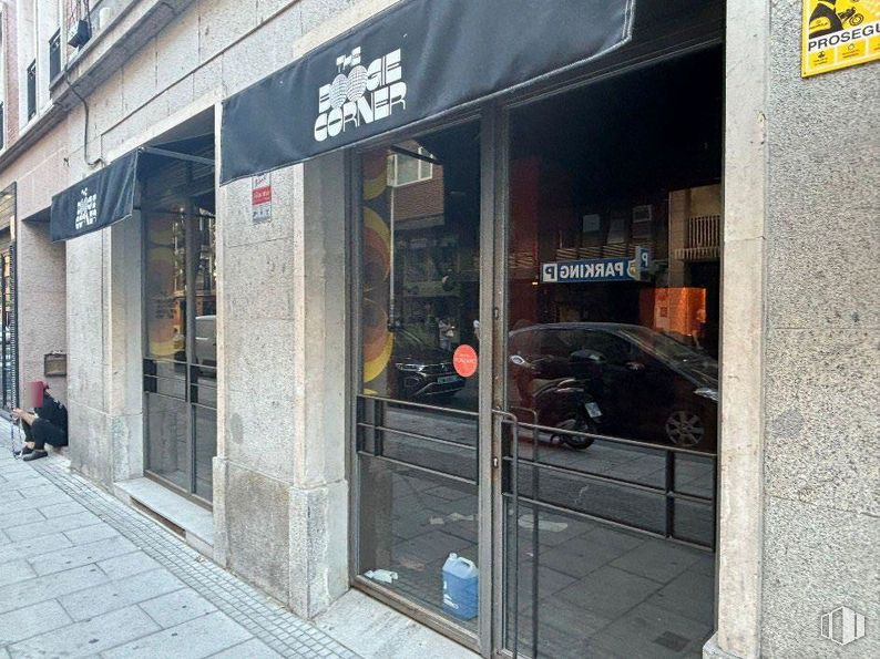 Local en alquiler en Calle Ponzano, 38, Chamberí, Madrid, 28003 con accesorio, fachada, puerta del vehículo, exterior del automóvil, puerta, edificio, rueda, venta al por menor, ciudad y neumático de automoción alrededor