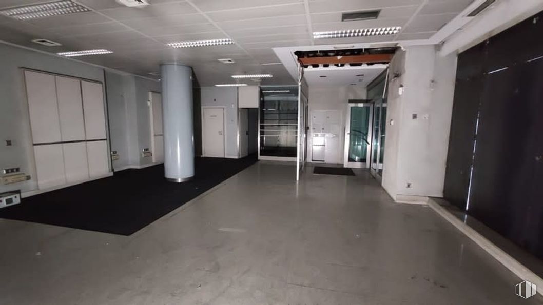 Retail for sale at Calle Carranque, Fuenlabrada, Madrid, 28944 with flooring, floor, ceiling, interior design, composite material, tile flooring, metal, glass, transparency and silver around