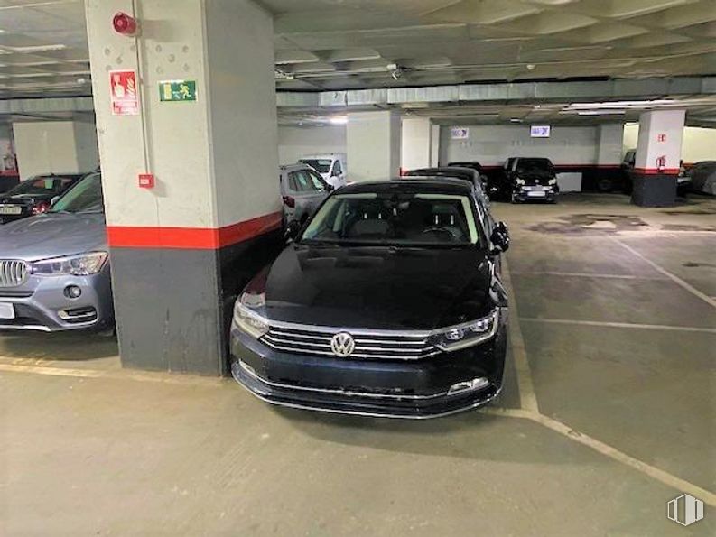 Office for sale at Avenida Democracia, Puente de Vallecas, Madrid, 28031 with car, automotive parking light, land vehicle, vehicle, vehicle registration plate, automotive side marker light, tire, grille, automotive lighting and automotive tire around