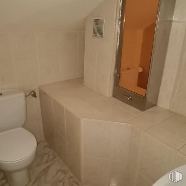 Office for rent at Avenida Constitución, Móstoles, Madrid, 28931 with toilet, mirror, plumbing fixture, bathroom, interior design, wood, floor, building, flooring and comfort around