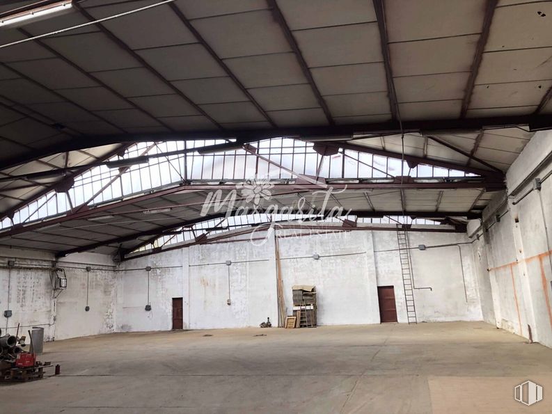 Nave en venta en Zona industrial, Bustarviejo, Madrid, 28720 con accesorio, material compuesto, techo, simetría, tejado, ciudad, haz, hormigón, metal y hangar alrededor