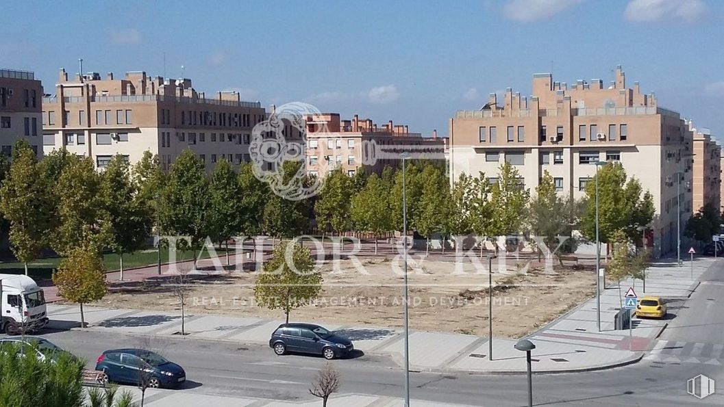 Suelo en venta en Avenida de Europa, Arganda del Rey, Madrid, 28500 con coche, edificio, cielo, nube, día, vehículo, propiedad, rueda, planta y infraestructura alrededor