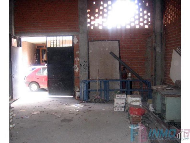 Local en alquiler y venta en Calle de los Arroyos, Segovia, 40005 con coche, rueda, neumático, iluminación automotriz, vehículo, edificio, exterior automotriz, gas, casa y puerta del vehículo alrededor