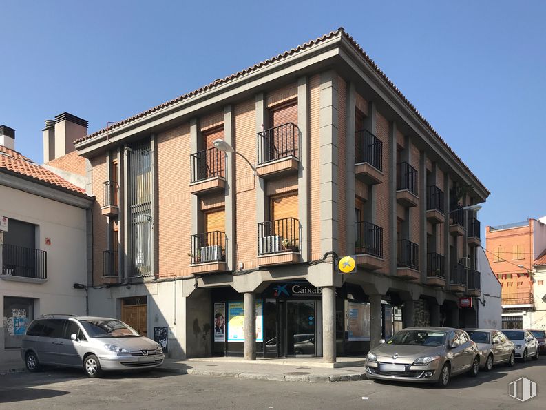 Retail for sale at Plaza Islas Azores, Fuencarral - El Pardo, Madrid, 28034 with car, building, window, land vehicle, sky, wheel, automotive parking light, vehicle, tire and automotive exterior around