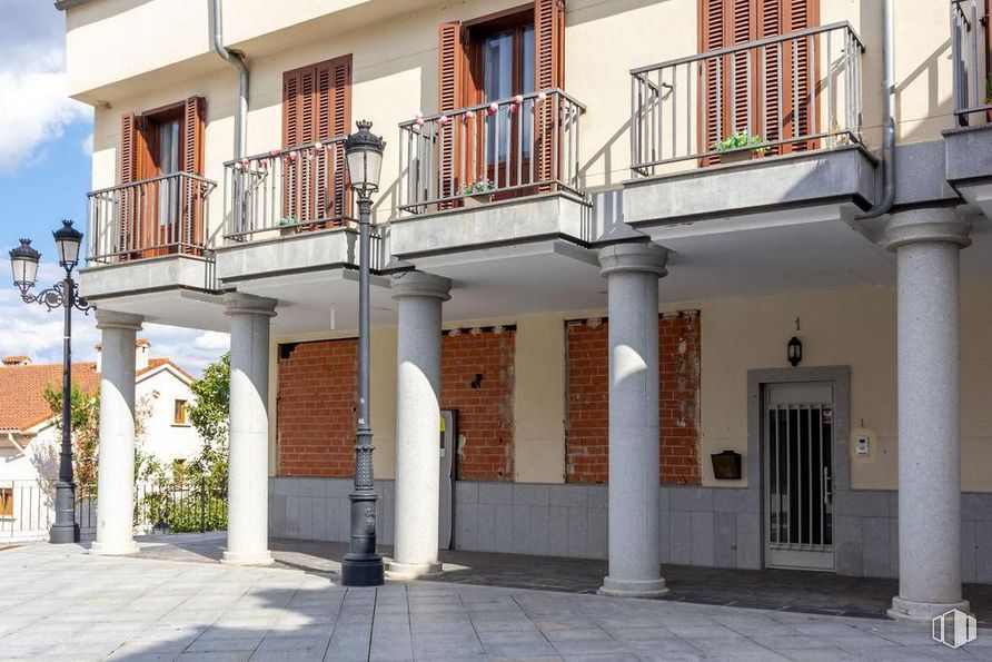 Retail for sale at Centro urbano, Venturada, Madrid, 28729 with door, building, plant, window, fixture, cloud, house, wood, residential area and real estate around