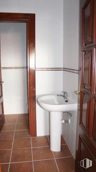 Local en alquiler en Calle Monte Albillo, Algete, Madrid, 28110 con fregadero, grifo, accesorio de fontanería, lavabo de baño, accesorio, baño, fluido, madera, puerta y pavimentos alrededor