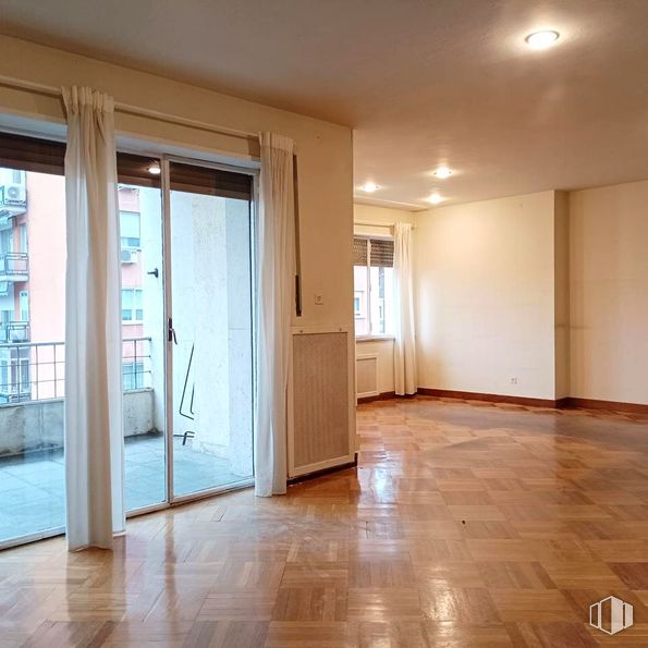 Office for rent at Paseo Castellana, Tetuán, Madrid, 28046 with floor, flooring, wood, wood flooring, interior design, ceiling, apartment, tile flooring, laminate flooring and room around