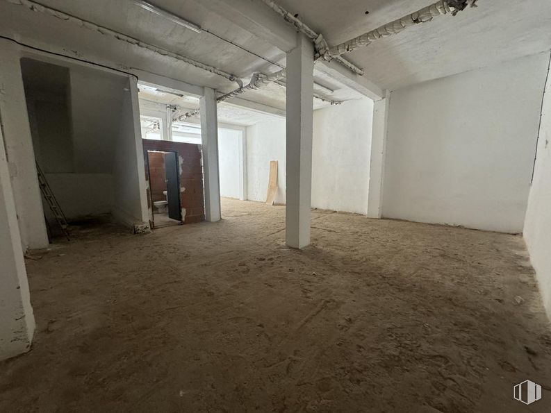 Retail for sale at Calle Santiago López, Cuenca, 16004 with hall, wood, fixture, flooring, floor, ceiling, composite material, concrete, plaster and art around