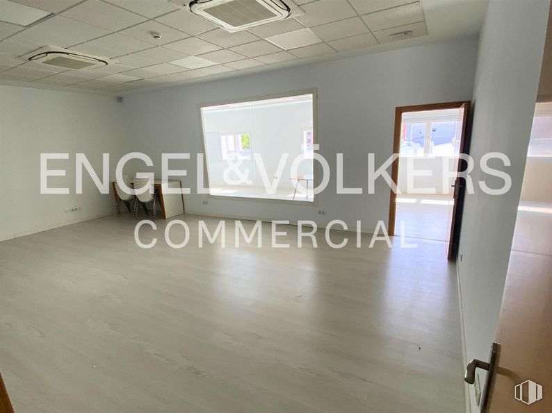 Oficina en alquiler en Calle Julián Camarillo, 38, San Blas - Canillejas, Madrid, 28037 con lámpara, interiorismo, accesorio, madera, suelos, hall, suelo, fuente, inmobiliario y arte alrededor