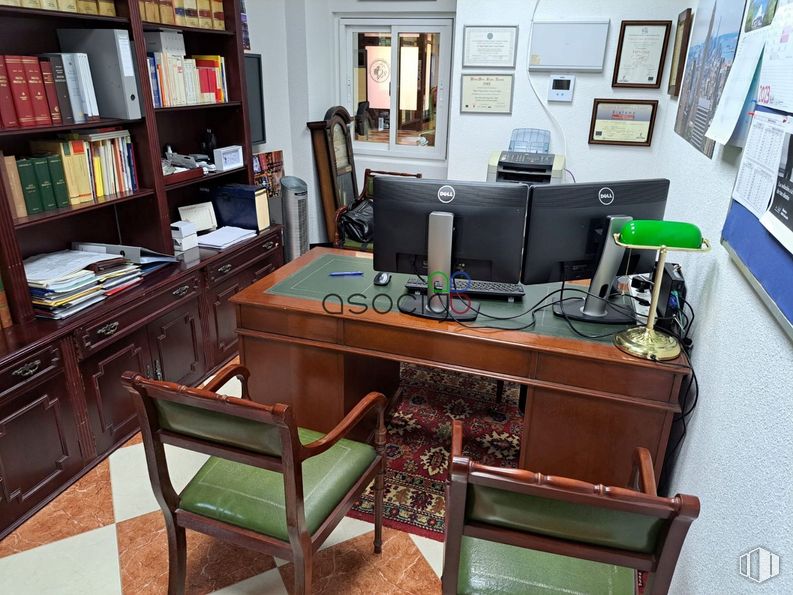 Local en alquiler y venta en Zona Plaza Castilla, Azuqueca de Henares, Guadalajara, 01920 con silla, mesa, alumbrado, ordenador, mueble, estantería, ordenador personal, escritorio, estante y escritorio del ordenador alrededor