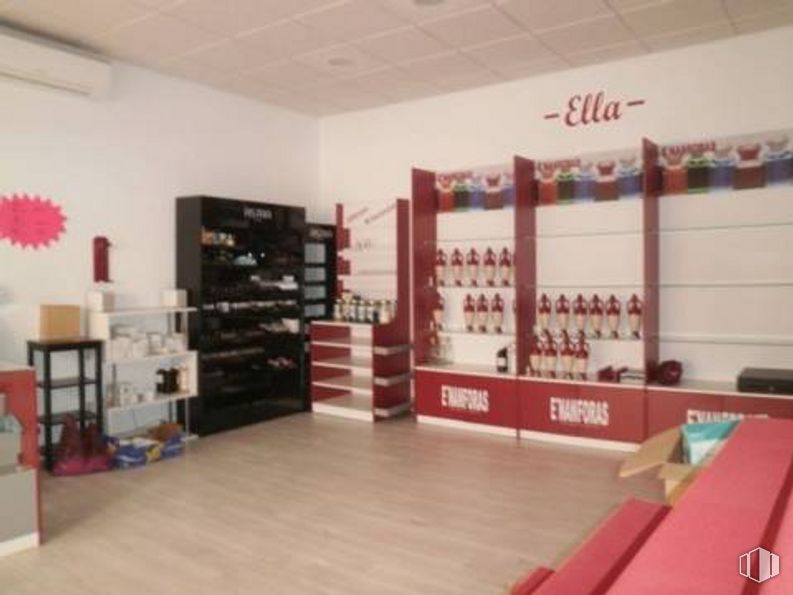 Retail for sale at La Fuente, Fuenlabrada, Madrid, 28944 with furniture, building, flooring, floor, house, shelf, contact sport, ceiling, event and hardwood around