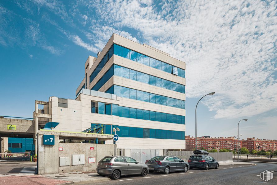 Oficina en alquiler en Camino Fuente de la Mora, 9, Hortaleza, Madrid, 28033 con coche, edificio, nube, cielo, rueda, vehículo, luz de la calle, diseño urbano, arquitectura y ventana alrededor