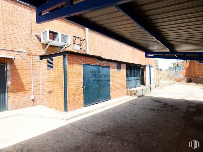 Industrial for sale at Carretera CM-5007, Valmojado, Toledo, 45940 with door, window, house, building, road surface, wood, shade, brickwork, asphalt and brick around