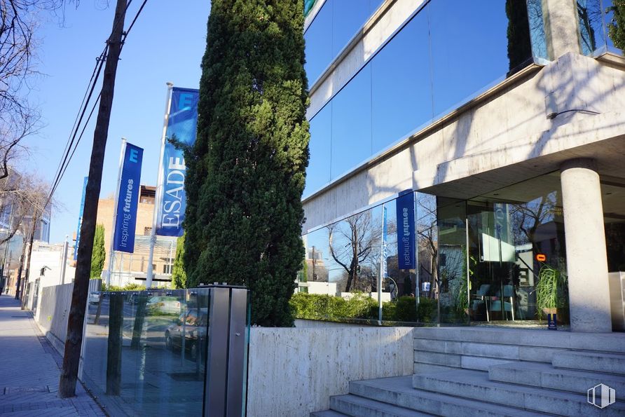 Office for rent at Calle Mateo Inurria, 25- 27, Chamartín, Madrid, 28036 with commercial building, headquarters, shade, glass, corporate headquarters, company and advertising around