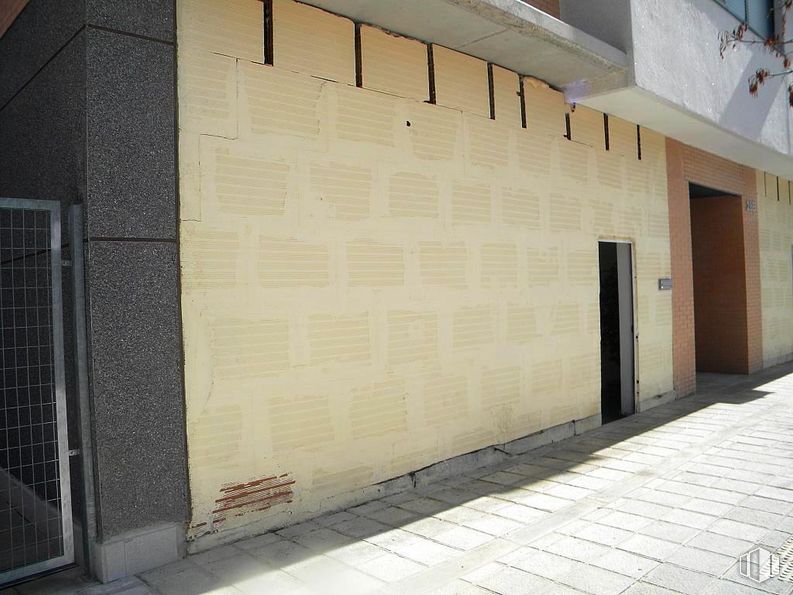 Local en venta en Zona Centro de Azuqueca de Henares, Azuqueca de Henares, Guadalajara, 19200 con puerta, edificio, superficie de carretera, madera, ventana, sombra, piso, asfalto, suelo y material compuesto alrededor