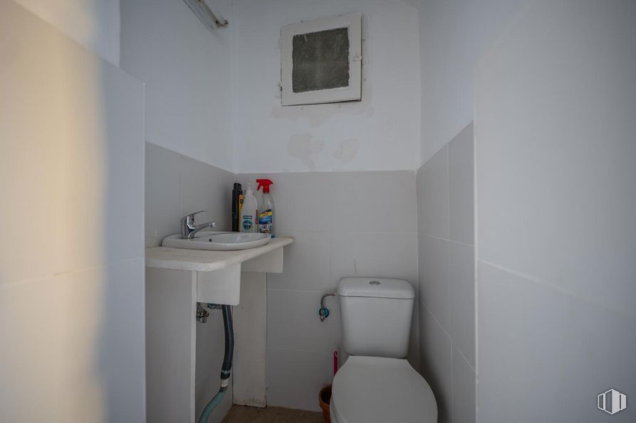 Retail for rent at Zona Muralla, Ávila, 05001 with toilet, sink, picture frame, property, building, tap, grey, chair, wall and flooring around