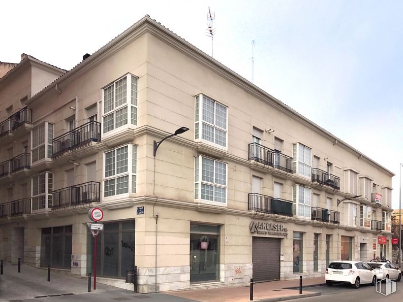 Local en alquiler y venta en Calle Doctor Santiago Ramón y Cajal, 10, Guadalajara, 19001 con coche, ventana, edificio, cielo, neumático, rueda, diseño urbano, vehículo, condominio y barrio alrededor