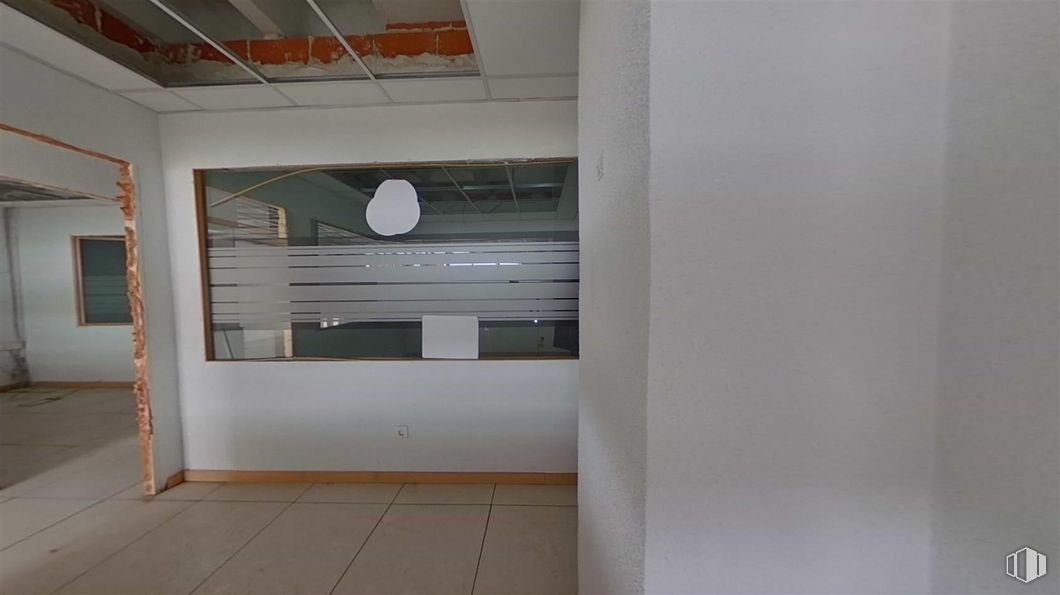 Office for sale at Avenida Democracia, Puente de Vallecas, Madrid, 28031 with building, fixture, wood, flooring, composite material, glass, ceiling, hall, plaster and aluminium around