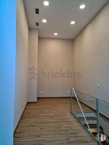 Retail for sale at Calle General Pardiñas, Salamanca, Madrid, 28006 with wood, paint, interior design, stairs, fixture, floor, flooring, wood stain, hardwood and building around