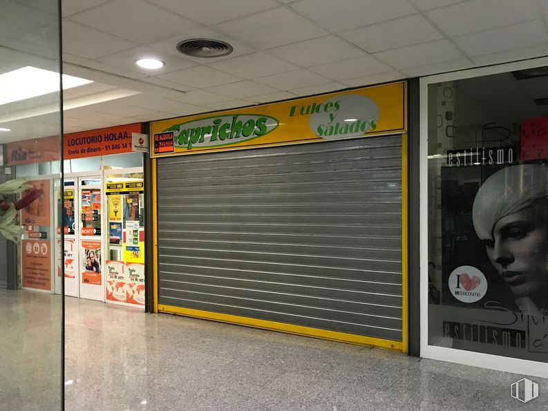 Local en venta en  Centro Comercial La Feria, Calle Marqués de Santillana, 10, Colmenar Viejo, Madrid, 28770 con persona, sombrero, gas, ciudad, arte, venta minorista, máquina, techo, edificio y publicidad alrededor