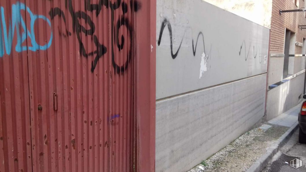 Suelo en venta en Calle Covarrubias, Toledo, 45003 con escritura a mano, madera, arte, grafiti, fuente, pintura, tintes y matices, árbol, fachada y gas alrededor