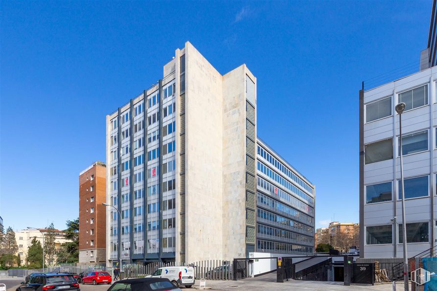 Oficina en alquiler en Calle Castelló, 128, Chamartín, Madrid, 28006 con edificio, coche, cielo, ventana, diseño urbano, bloque de pisos, rueda, vehículo, condominio y zona residencial alrededor