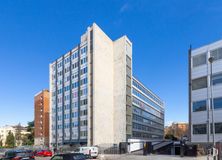 Office for rent at Calle Castelló, 128, Chamartín, Madrid, 28006 with building, car, sky, window, urban design, tower block, wheel, vehicle, condominium and residential area around