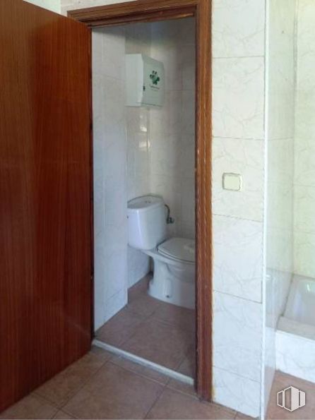 Retail for rent at Calle Ministro Fernandez Ordoñez, 2, Alcorcón, Madrid, 28924 with toilet, bathroom, toilet seat, plumbing fixture, fixture, interior design, purple, wood, building and floor around