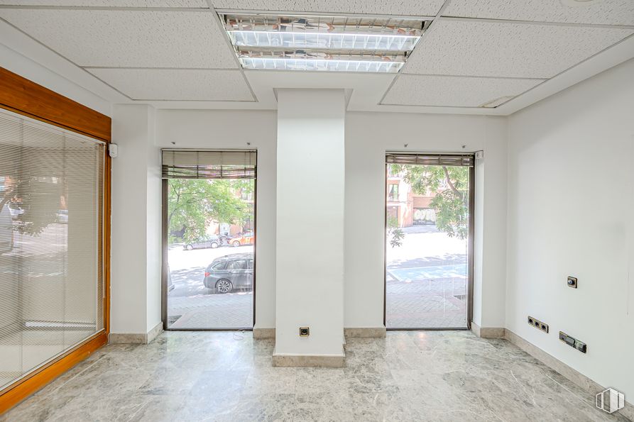 Local en venta en Ronda de Segovia, Arganzuela, Madrid, 28005 con puerta, edificio, accesorio, madera, coche, sombra, exterior del automóvil, suelos, suelo y ventana alrededor