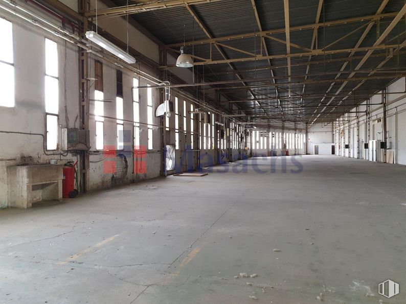 Industrial for sale at Zona industrial Las Nieves, Móstoles, Madrid, 28935 with lighting, light fixture, hall, window, beam, flooring, engineering, concrete, gas and building around