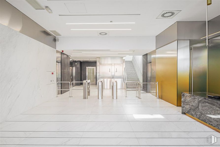 Oficina en alquiler en Calle Puerto Somport, 8, Fuencarral - El Pardo, Madrid, 28050 con accesorio, interiorismo, puerta, suelo, suelos, suelo de baldosas, hall, edificio, techo y vidrio alrededor