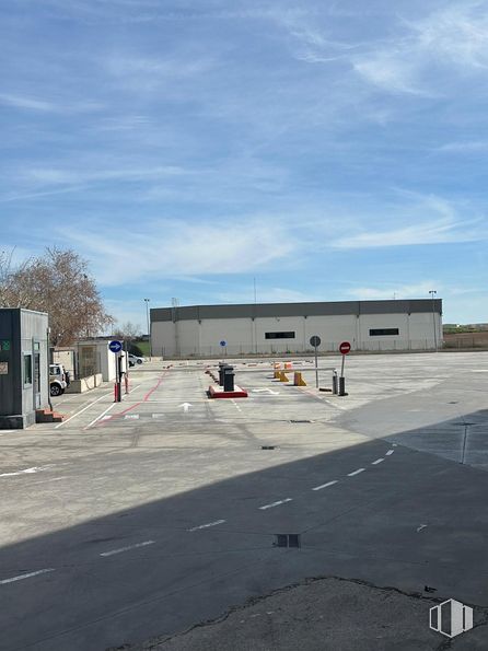 Nave en alquiler en Carretera Ajalvir, 5, Daganzo de Arriba, Madrid, 28814 con cielo, nube, edificio, asfalto, superficie de la carretera, árbol, alquitrán, aparcamiento, gas y carretera alrededor