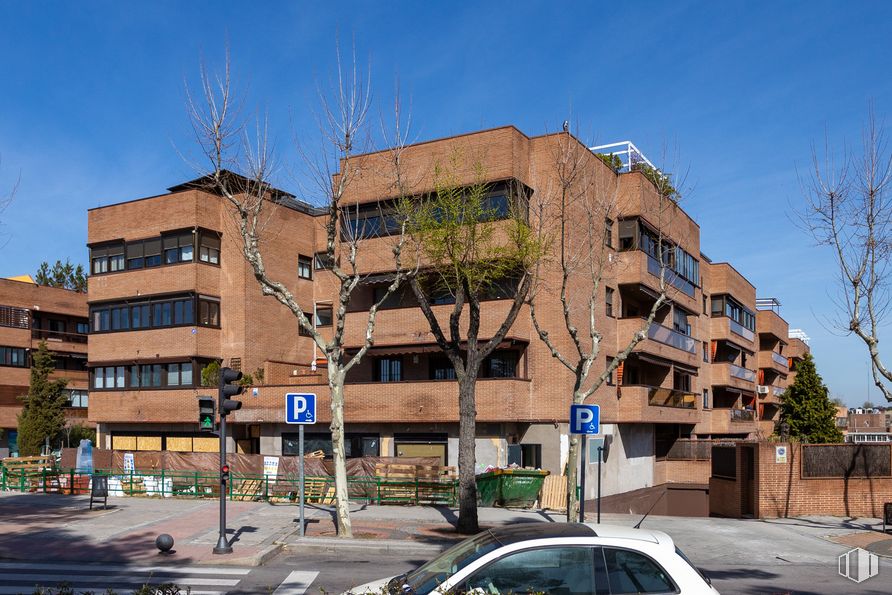 Local en alquiler en Calle París, 2, Pozuelo de Alarcón, Madrid, 28224 con coche, edificio, ventana, cielo, vehículo, planta, diseño urbano, barrio, condominio y edificio comercial alrededor