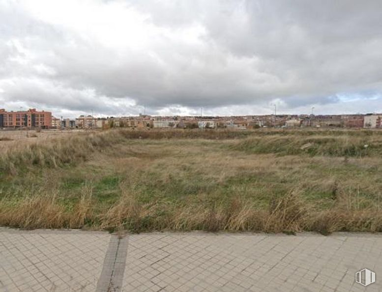 Land for sale at Calle Jesús Grande Aparicio, Ávila, 05002 with cloud, sky, plant, ecoregion, natural landscape, grassland, plain, landscape, horizon and tree around