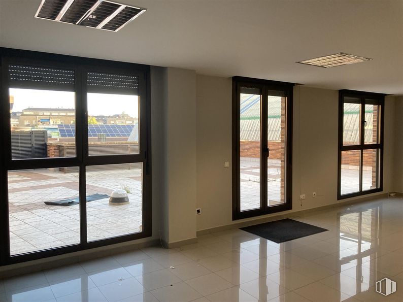 Oficina en alquiler en Avenida Reyes Catolicos, 2, Majadahonda, Madrid, 28220 con lámpara, ventana, alumbrado, suelos, madera, suelo, techo, interiorismo, puerta y habitación alrededor