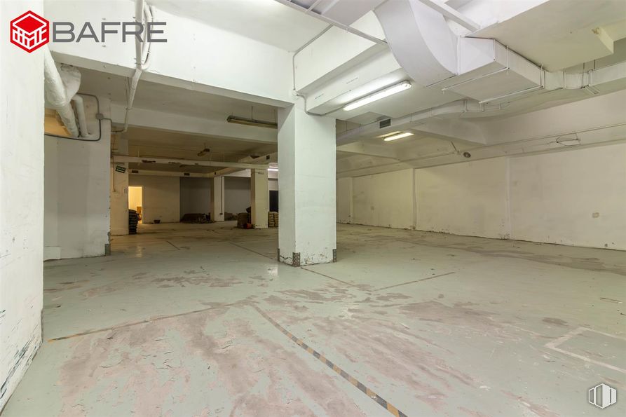 Retail for rent at Calle Santa Engracia, Chamberí, Madrid, 28010 with lighting, flooring, floor, ceiling, composite material, hall, concrete, basement, tile flooring and fluorescent lamp around